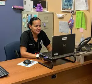 Detective teaching online safety tips to children.